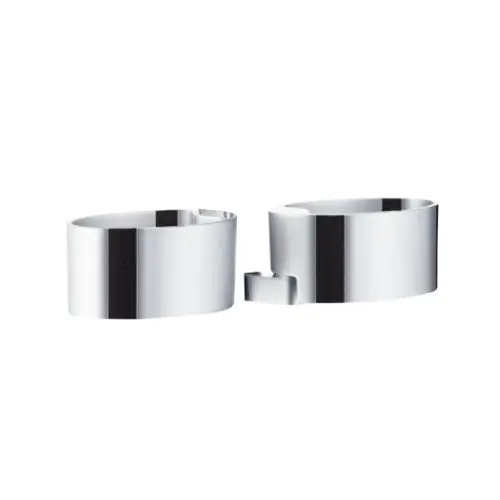 Zwei geradlinige Seifenschalen aus verchromtem Material von Hansgrohe. Sie sind oval und spiegeln Licht, mit einer seitlichen Halterung.